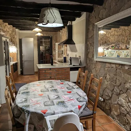 Masia Cal Millas - Turisme Rural * Castellfullit de Riubregos